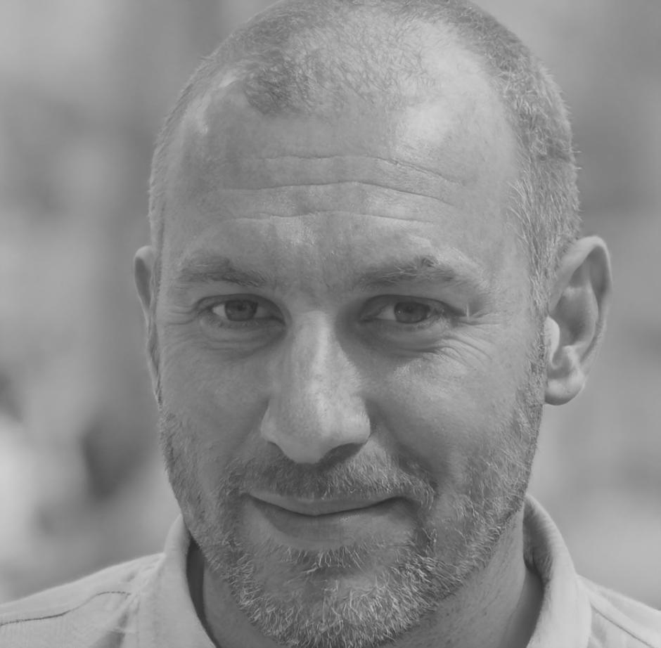 Retrato profesional de Oier Etxebarria, instructor de due diligence financiera