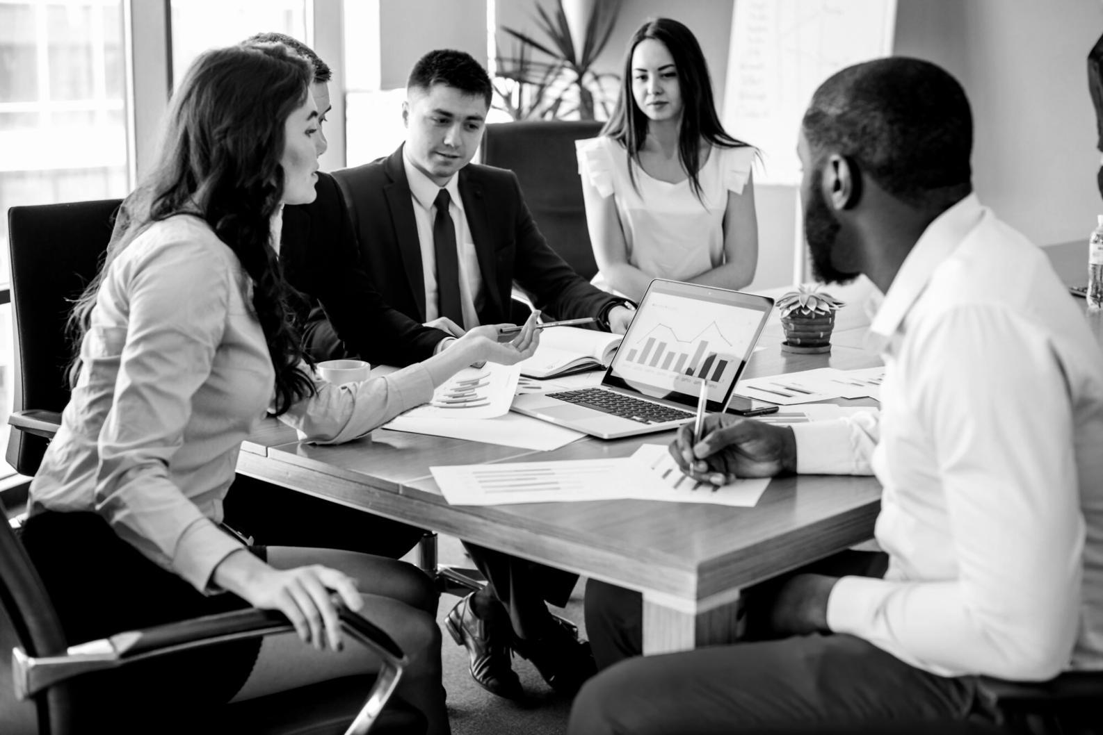 Equipo de tenqoraliva trabajando en estrategia de financiación para startup